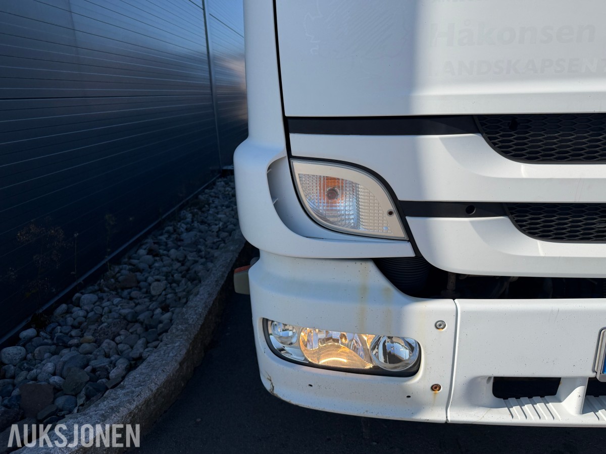 2013 Mercedes-Benz Atego 970PKI2 biltransporter - plan med vinsj - 160 kW / 218 hk OM924LA dieselmotor - kilometerstand 304.866 km - nyttelast 2.920 kg
