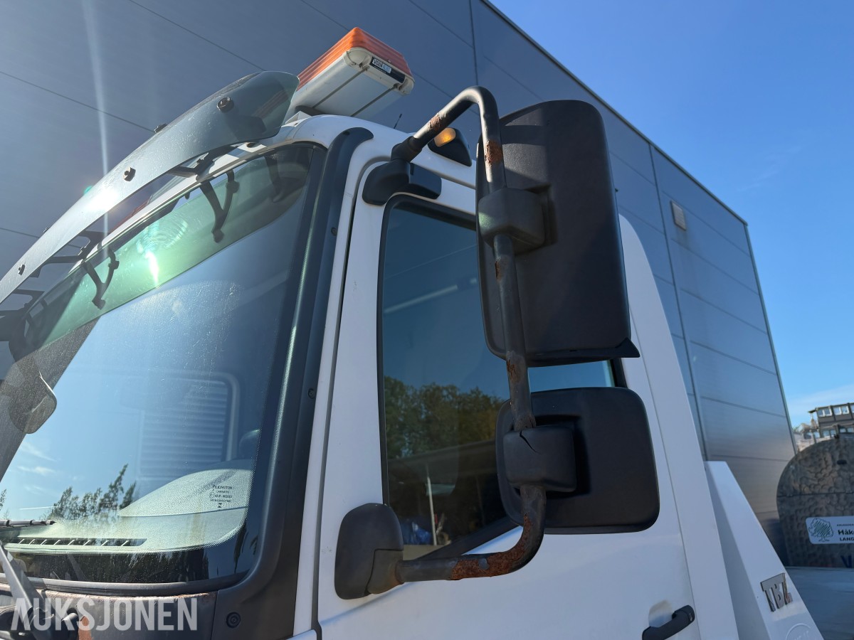 2013 Mercedes-Benz Atego 970PKI2 biltransporter - plan med vinsj - 160 kW / 218 hk OM924LA dieselmotor - kilometerstand 304.866 km - nyttelast 2.920 kg