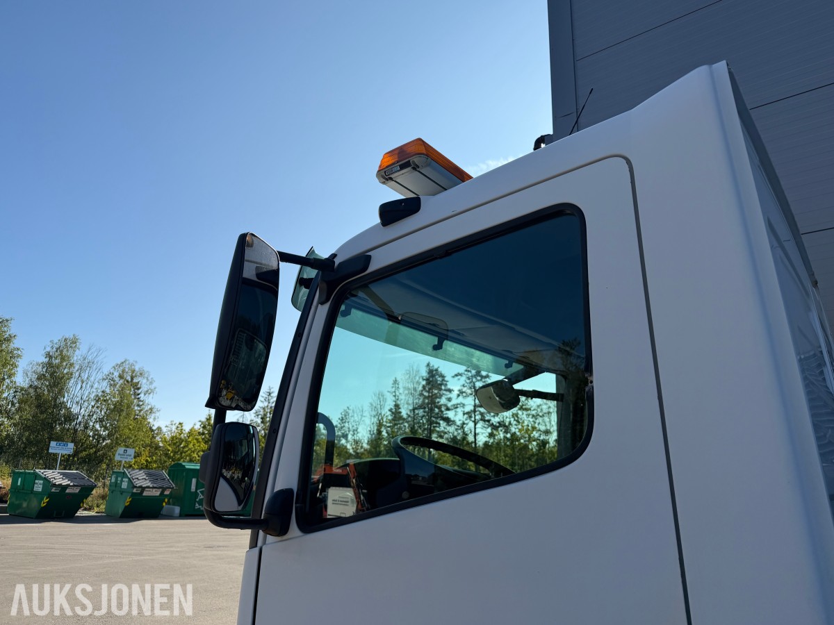 2013 Mercedes-Benz Atego 970PKI2 biltransporter - plan med vinsj - 160 kW / 218 hk OM924LA dieselmotor - kilometerstand 304.866 km - nyttelast 2.920 kg