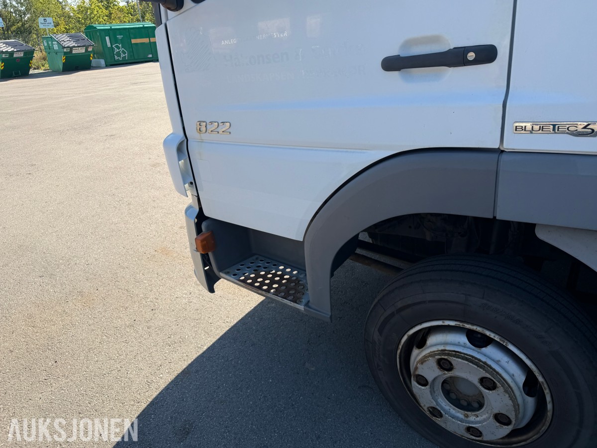 2013 Mercedes-Benz Atego 970PKI2 biltransporter - plan med vinsj - 160 kW / 218 hk OM924LA dieselmotor - kilometerstand 304.866 km - nyttelast 2.920 kg