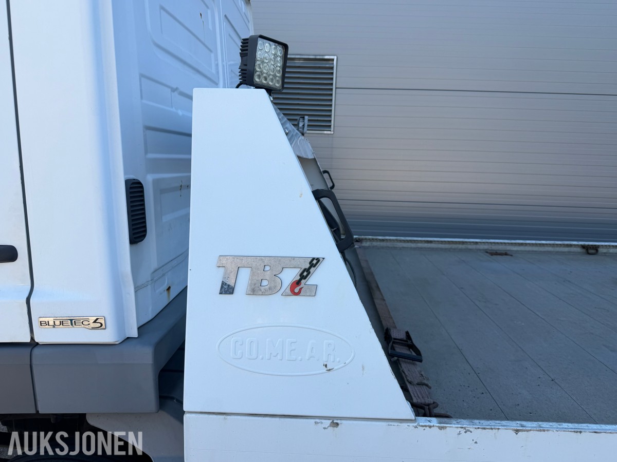2013 Mercedes-Benz Atego 970PKI2 biltransporter - plan med vinsj - 160 kW / 218 hk OM924LA dieselmotor - kilometerstand 304.866 km - nyttelast 2.920 kg