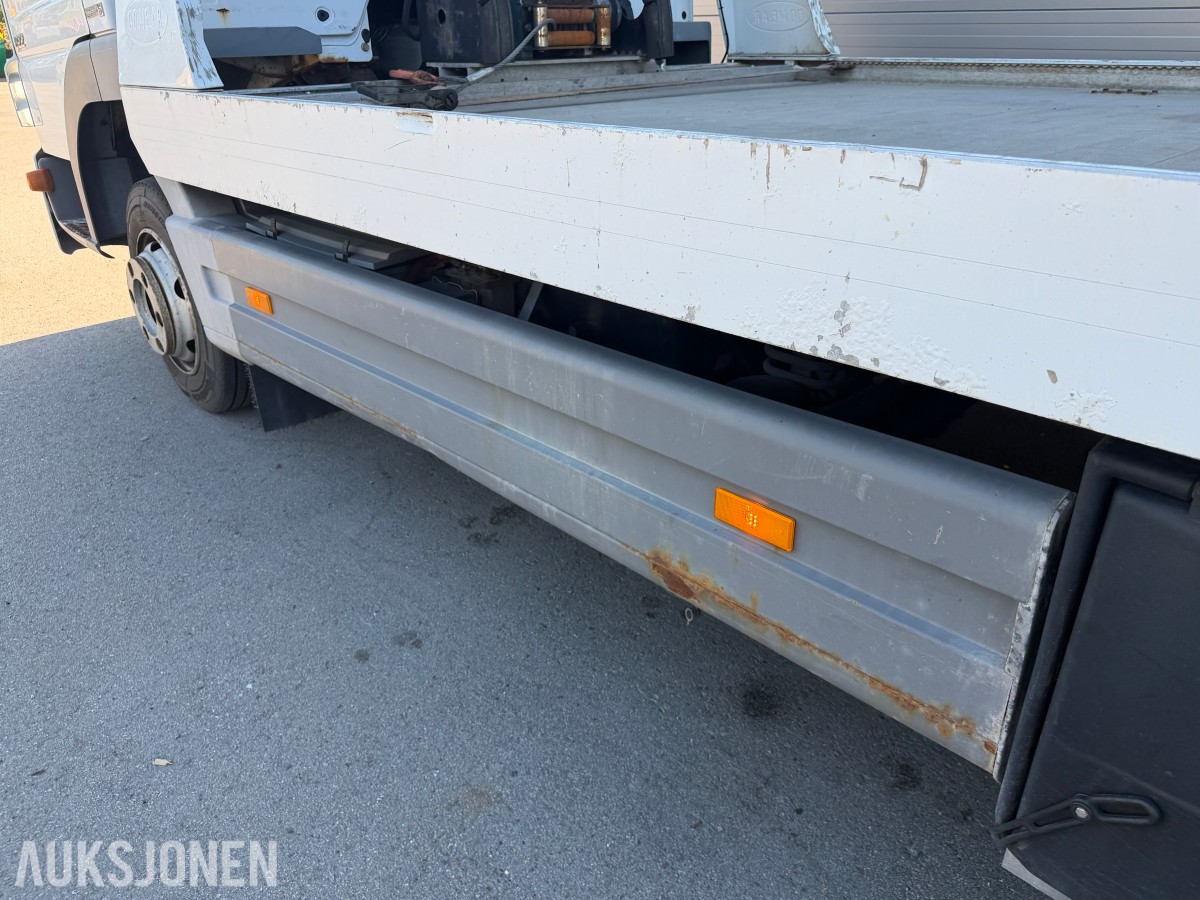 2013 Mercedes-Benz Atego 970PKI2 biltransporter - plan med vinsj - 160 kW / 218 hk OM924LA dieselmotor - kilometerstand 304.866 km - nyttelast 2.920 kg