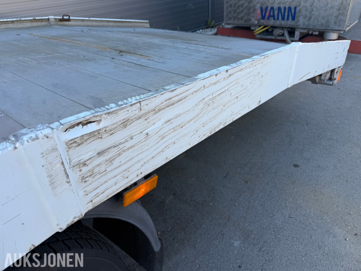 2013 Mercedes-Benz Atego 970PKI2 biltransporter - plan med vinsj - 160 kW / 218 hk OM924LA dieselmotor - kilometerstand 304.866 km - nyttelast 2.920 kg