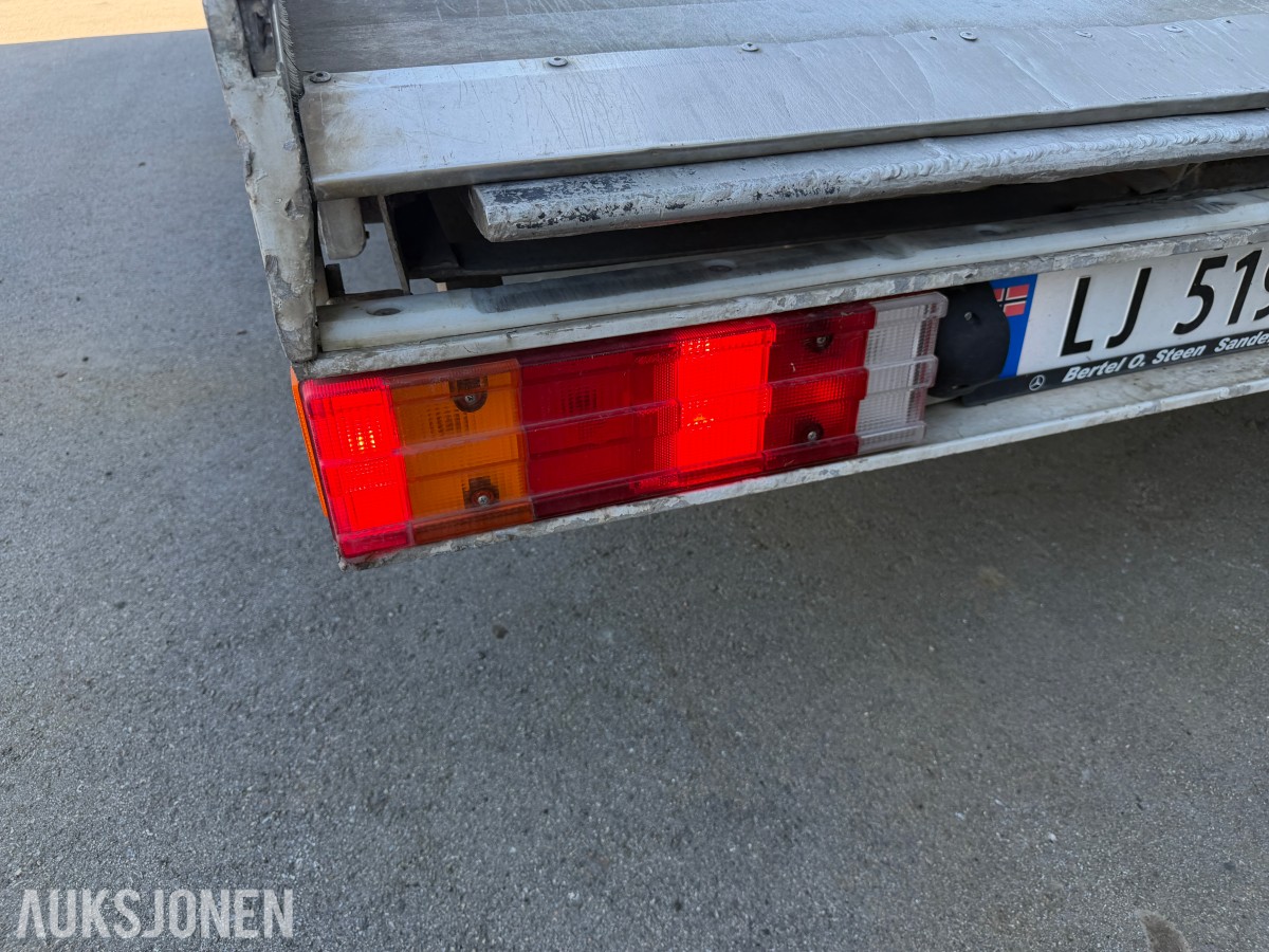 2013 Mercedes-Benz Atego 970PKI2 biltransporter - plan med vinsj - 160 kW / 218 hk OM924LA dieselmotor - kilometerstand 304.866 km - nyttelast 2.920 kg