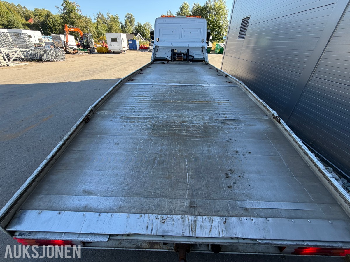 2013 Mercedes-Benz Atego 970PKI2 biltransporter - plan med vinsj - 160 kW / 218 hk OM924LA dieselmotor - kilometerstand 304.866 km - nyttelast 2.920 kg