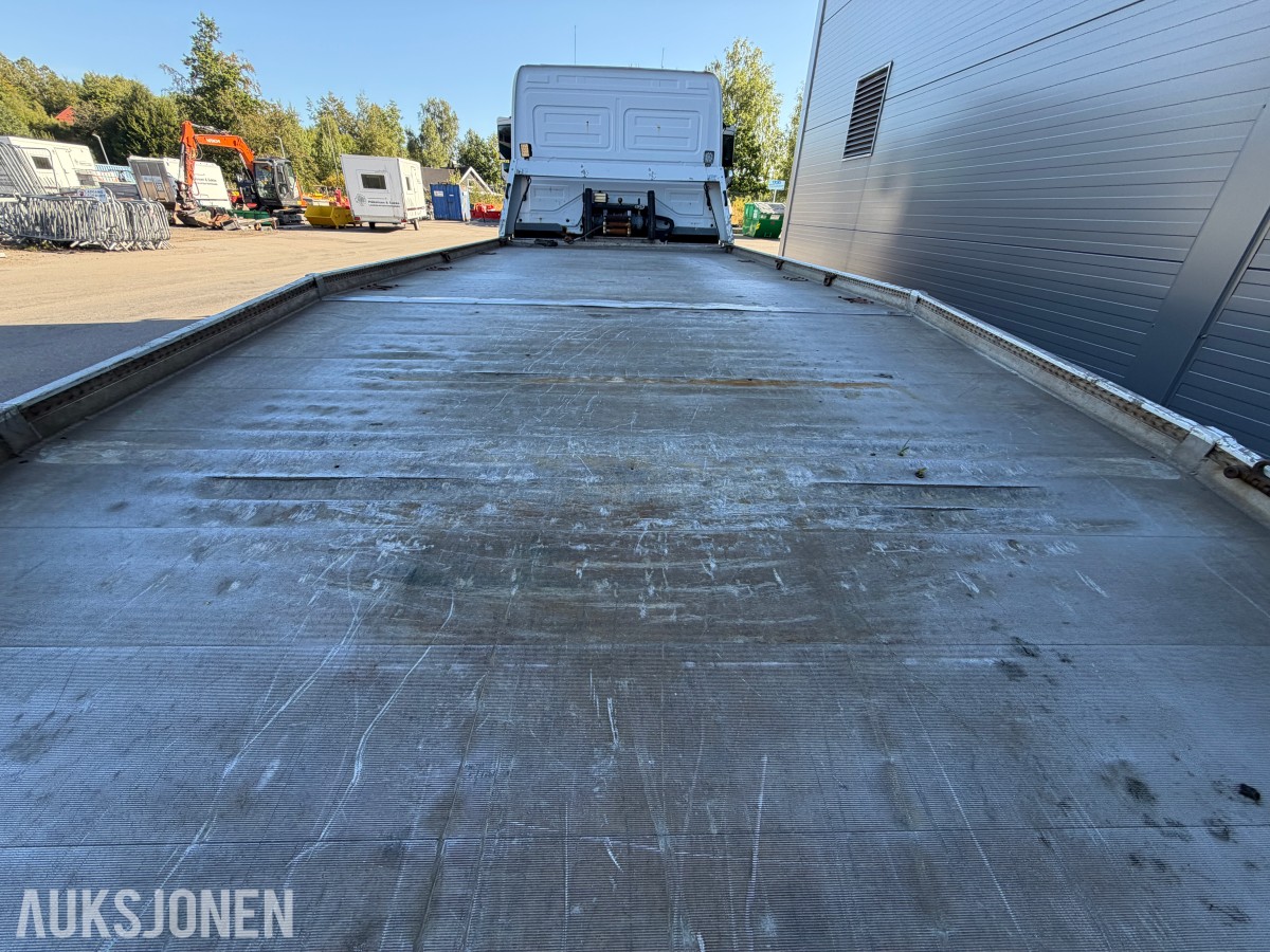 2013 Mercedes-Benz Atego 970PKI2 biltransporter - plan med vinsj - 160 kW / 218 hk OM924LA dieselmotor - kilometerstand 304.866 km - nyttelast 2.920 kg