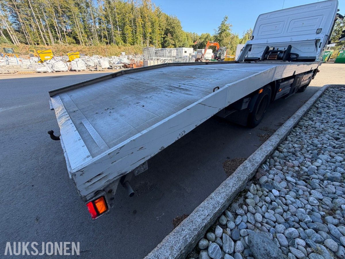 2013 Mercedes-Benz Atego 970PKI2 biltransporter - plan med vinsj - 160 kW / 218 hk OM924LA dieselmotor - kilometerstand 304.866 km - nyttelast 2.920 kg