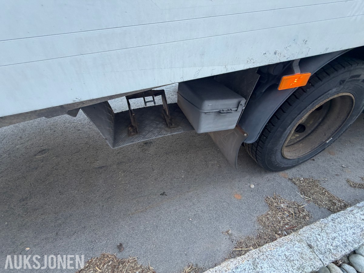 2013 Mercedes-Benz Atego 970PKI2 biltransporter - plan med vinsj - 160 kW / 218 hk OM924LA dieselmotor - kilometerstand 304.866 km - nyttelast 2.920 kg