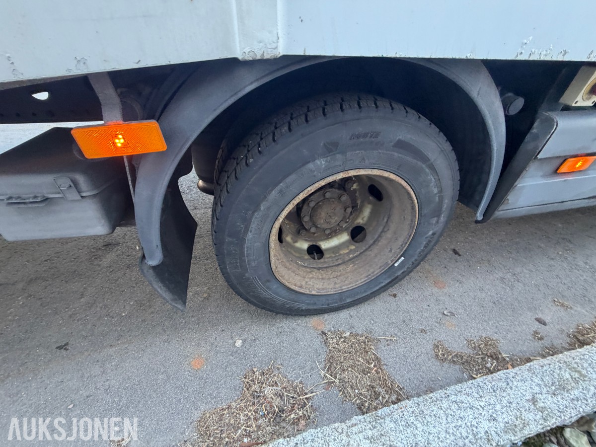2013 Mercedes-Benz Atego 970PKI2 biltransporter - plan med vinsj - 160 kW / 218 hk OM924LA dieselmotor - kilometerstand 304.866 km - nyttelast 2.920 kg
