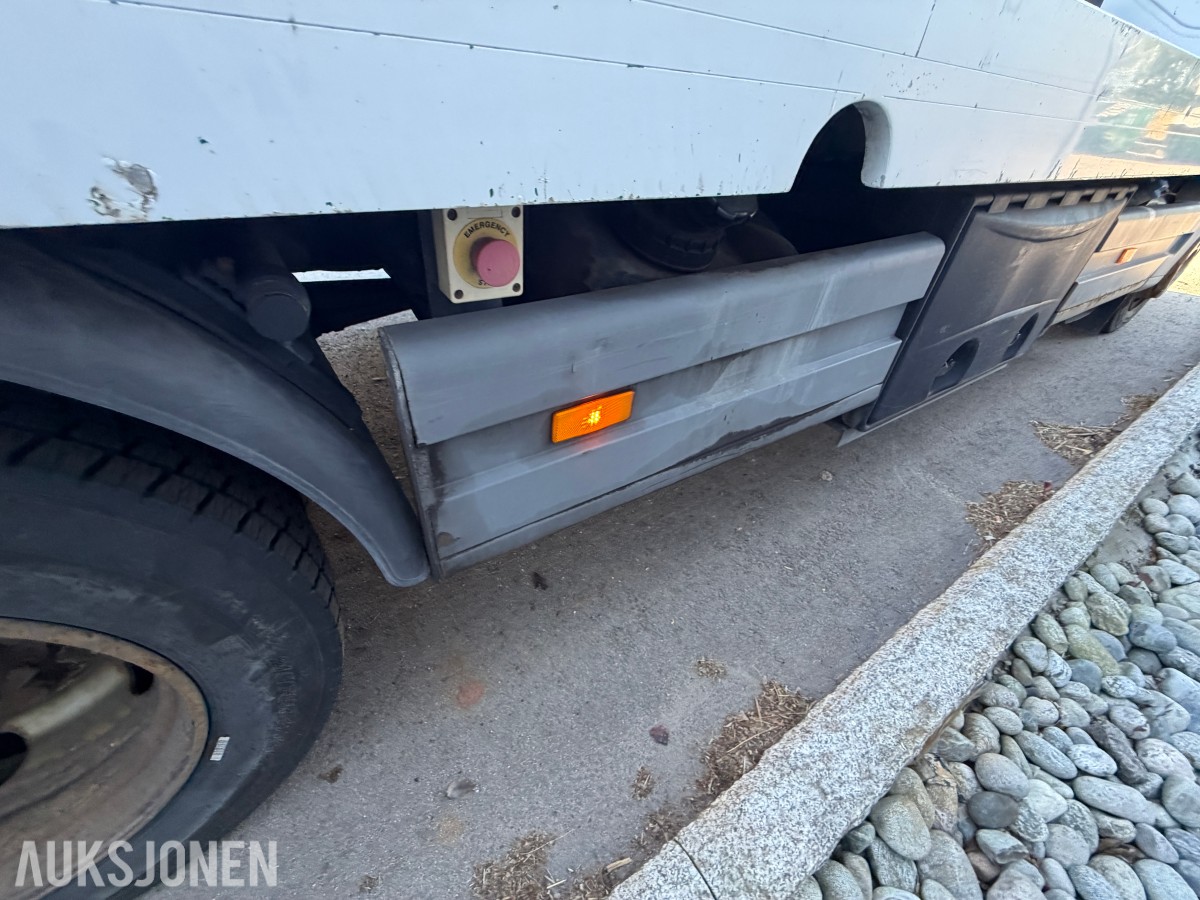 2013 Mercedes-Benz Atego 970PKI2 biltransporter - plan med vinsj - 160 kW / 218 hk OM924LA dieselmotor - kilometerstand 304.866 km - nyttelast 2.920 kg