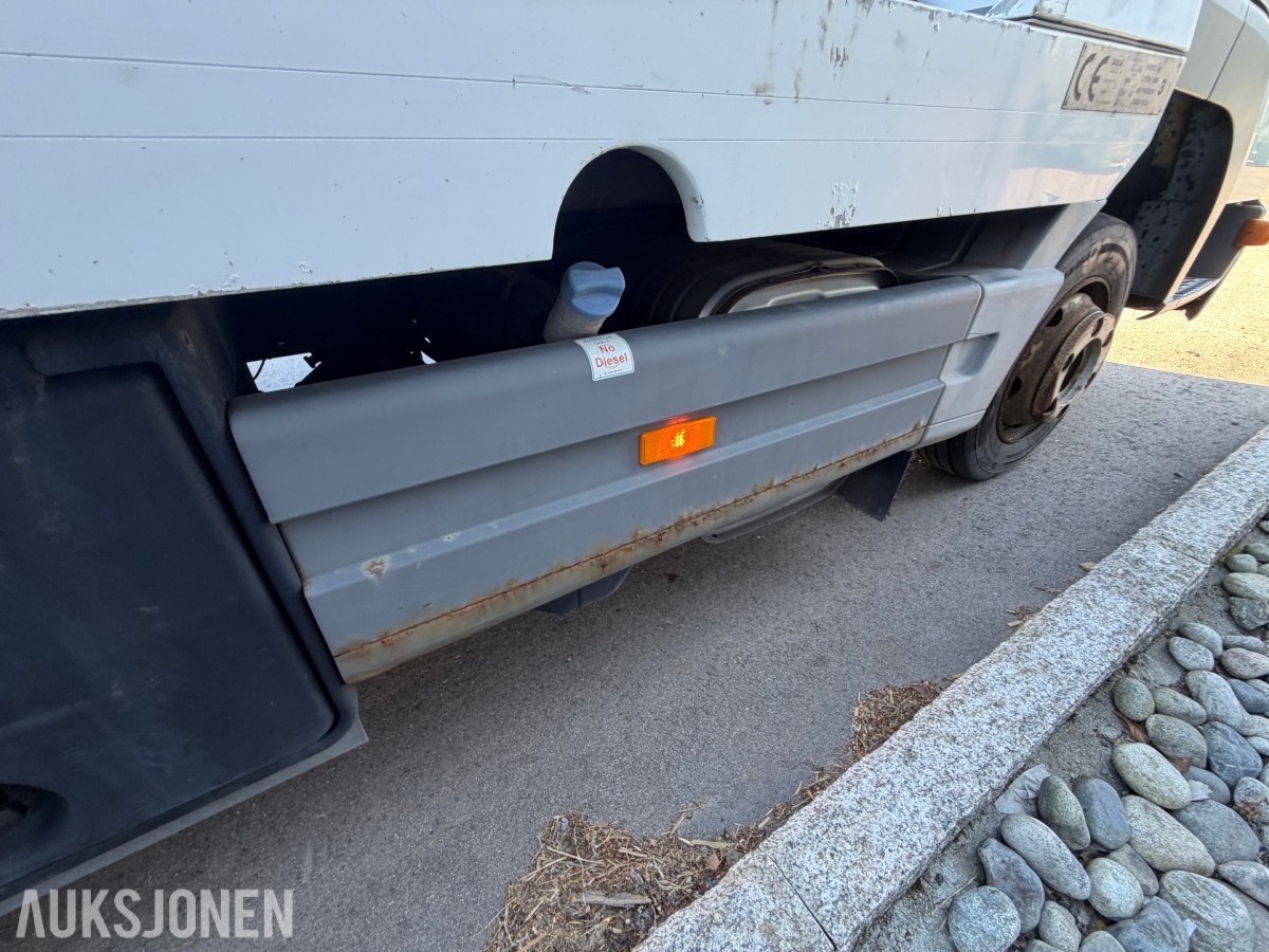 2013 Mercedes-Benz Atego 970PKI2 biltransporter - plan med vinsj - 160 kW / 218 hk OM924LA dieselmotor - kilometerstand 304.866 km - nyttelast 2.920 kg