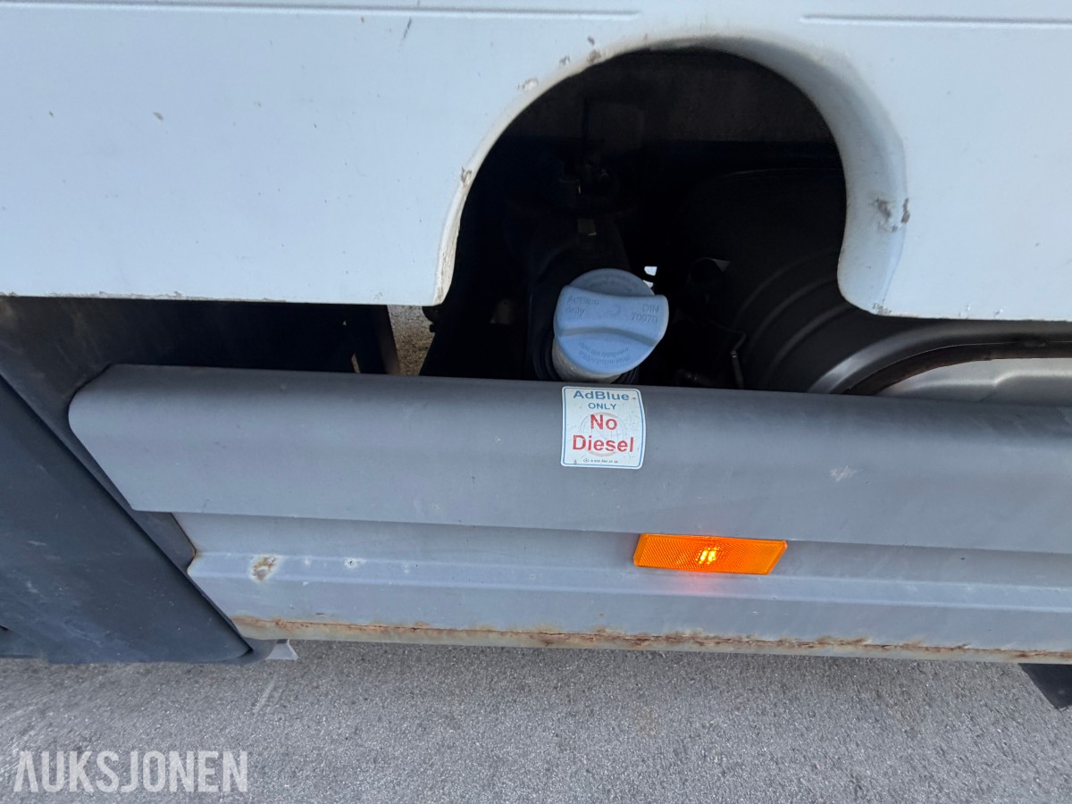 2013 Mercedes-Benz Atego 970PKI2 biltransporter - plan med vinsj - 160 kW / 218 hk OM924LA dieselmotor - kilometerstand 304.866 km - nyttelast 2.920 kg