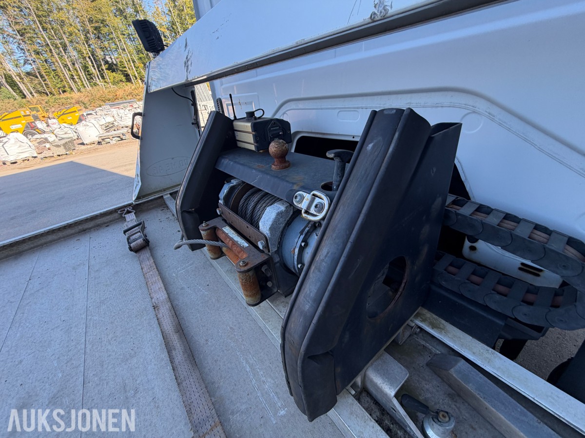 2013 Mercedes-Benz Atego 970PKI2 biltransporter - plan med vinsj - 160 kW / 218 hk OM924LA dieselmotor - kilometerstand 304.866 km - nyttelast 2.920 kg