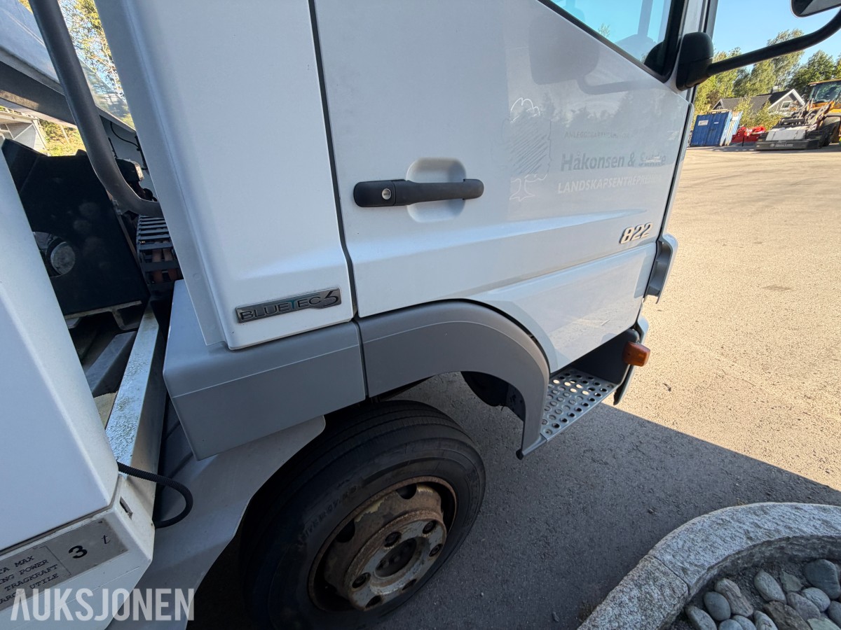 2013 Mercedes-Benz Atego 970PKI2 biltransporter - plan med vinsj - 160 kW / 218 hk OM924LA dieselmotor - kilometerstand 304.866 km - nyttelast 2.920 kg