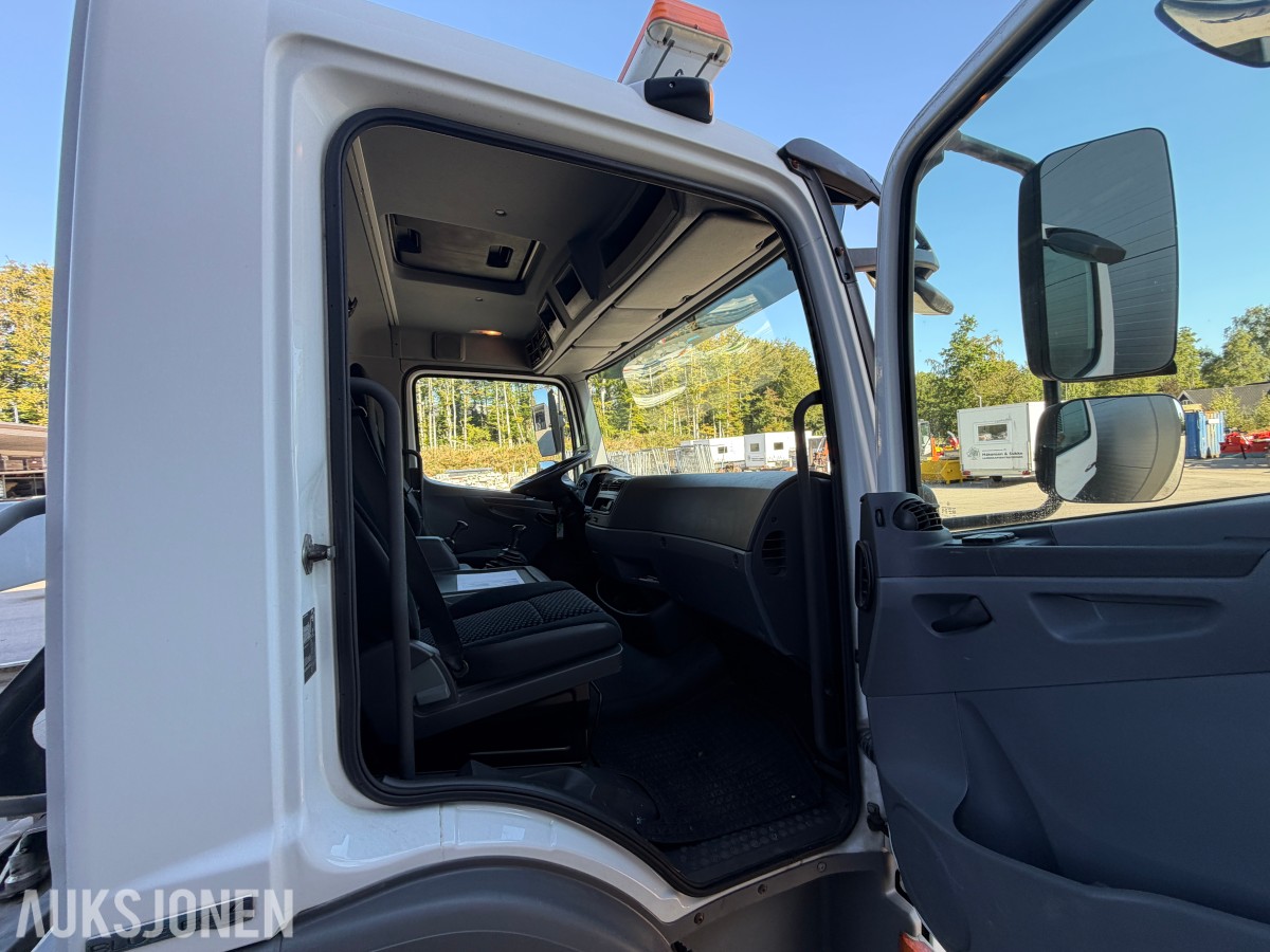 2013 Mercedes-Benz Atego 970PKI2 biltransporter - plan med vinsj - 160 kW / 218 hk OM924LA dieselmotor - kilometerstand 304.866 km - nyttelast 2.920 kg