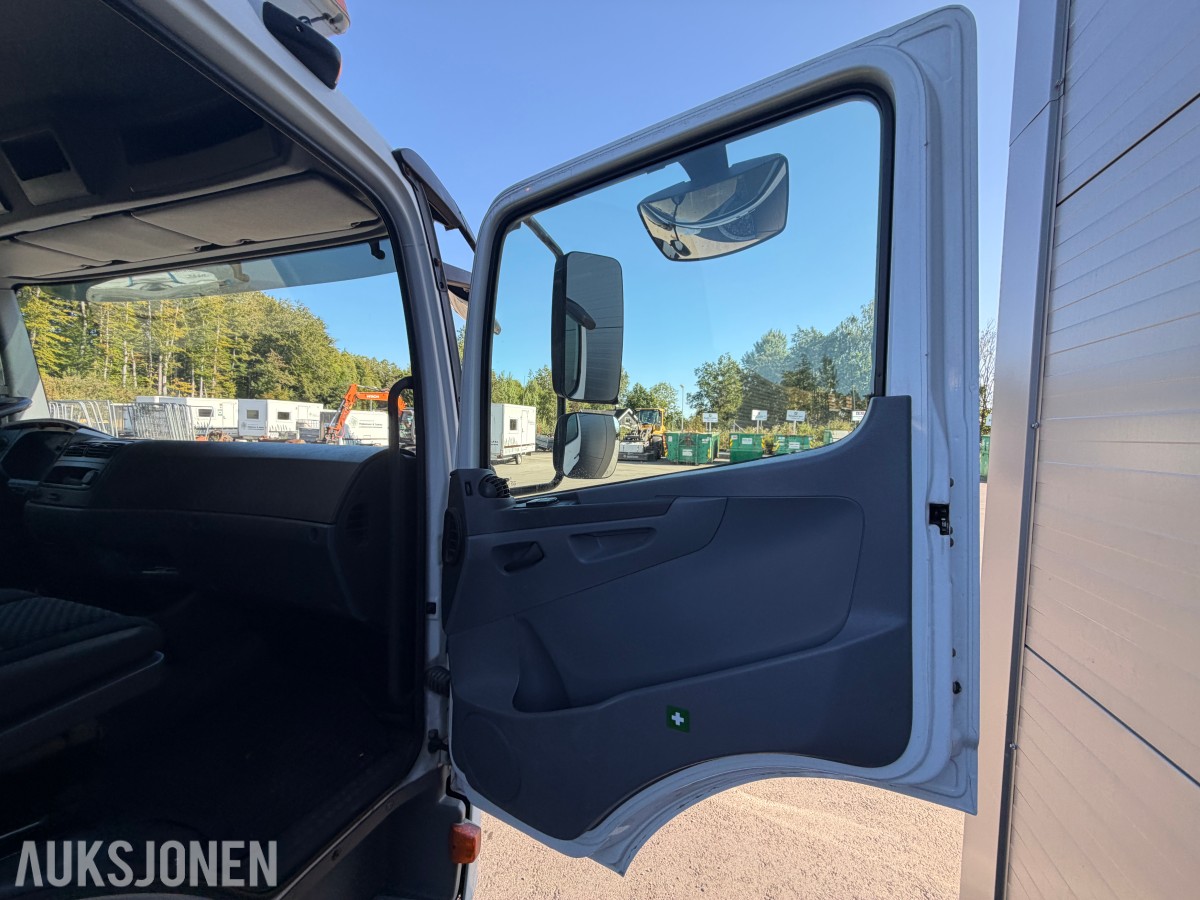 2013 Mercedes-Benz Atego 970PKI2 biltransporter - plan med vinsj - 160 kW / 218 hk OM924LA dieselmotor - kilometerstand 304.866 km - nyttelast 2.920 kg