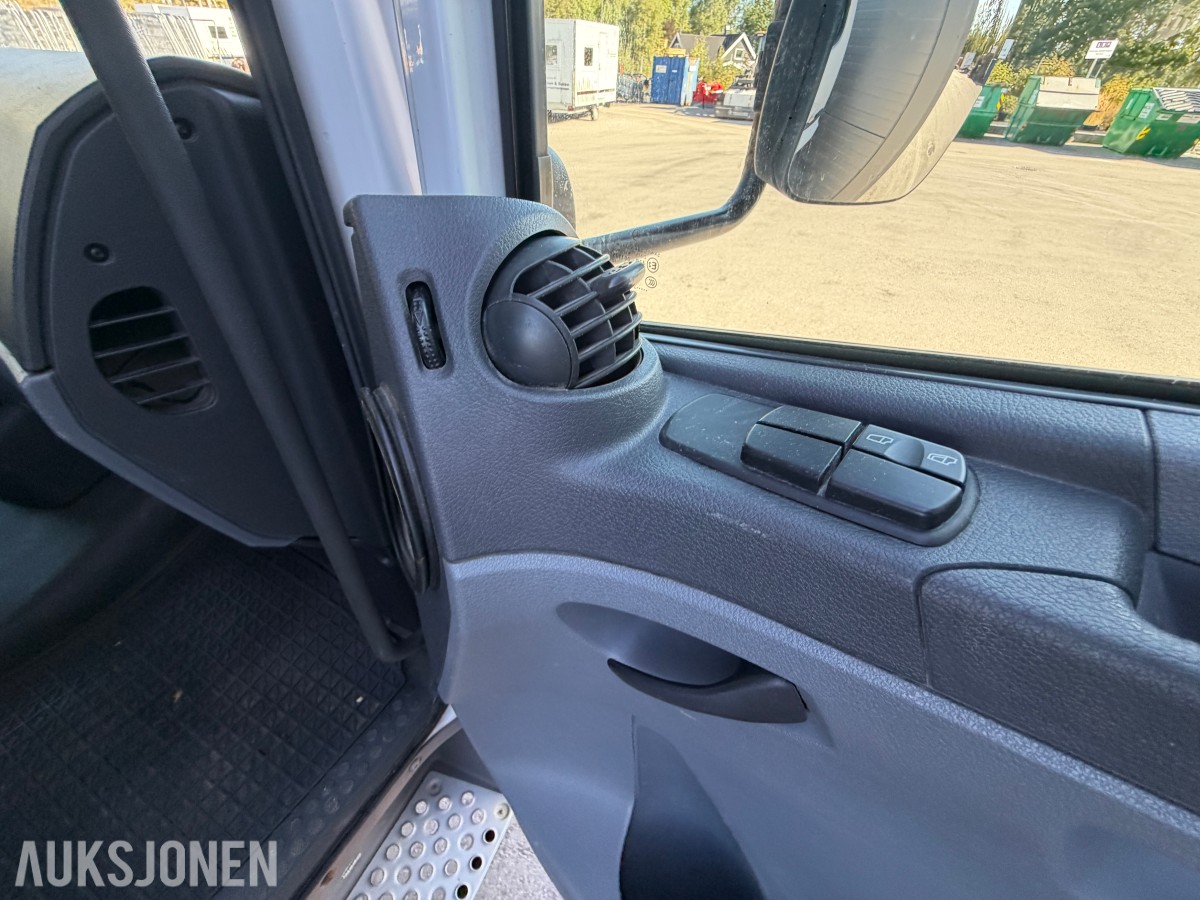 2013 Mercedes-Benz Atego 970PKI2 biltransporter - plan med vinsj - 160 kW / 218 hk OM924LA dieselmotor - kilometerstand 304.866 km - nyttelast 2.920 kg