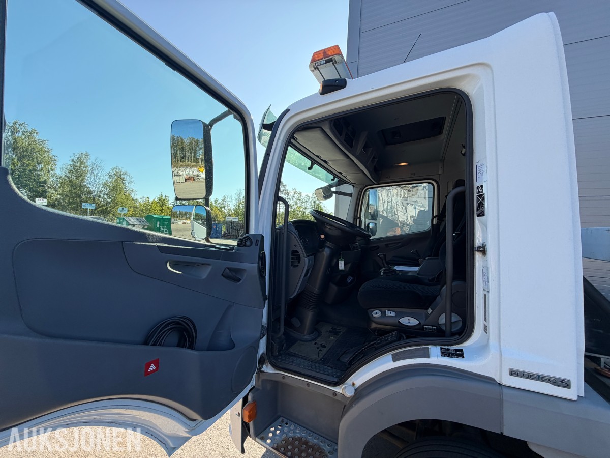 2013 Mercedes-Benz Atego 970PKI2 biltransporter - plan med vinsj - 160 kW / 218 hk OM924LA dieselmotor - kilometerstand 304.866 km - nyttelast 2.920 kg