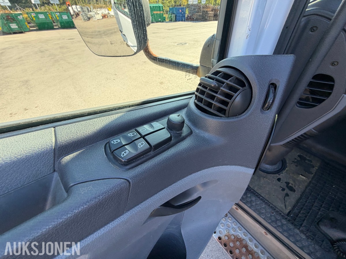 2013 Mercedes-Benz Atego 970PKI2 biltransporter - plan med vinsj - 160 kW / 218 hk OM924LA dieselmotor - kilometerstand 304.866 km - nyttelast 2.920 kg
