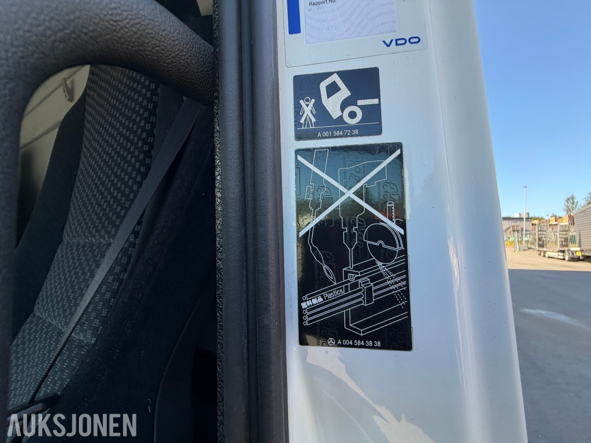 2013 Mercedes-Benz Atego 970PKI2 biltransporter - plan med vinsj - 160 kW / 218 hk OM924LA dieselmotor - kilometerstand 304.866 km - nyttelast 2.920 kg