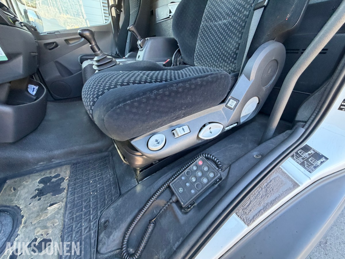 2013 Mercedes-Benz Atego 970PKI2 biltransporter - plan med vinsj - 160 kW / 218 hk OM924LA dieselmotor - kilometerstand 304.866 km - nyttelast 2.920 kg