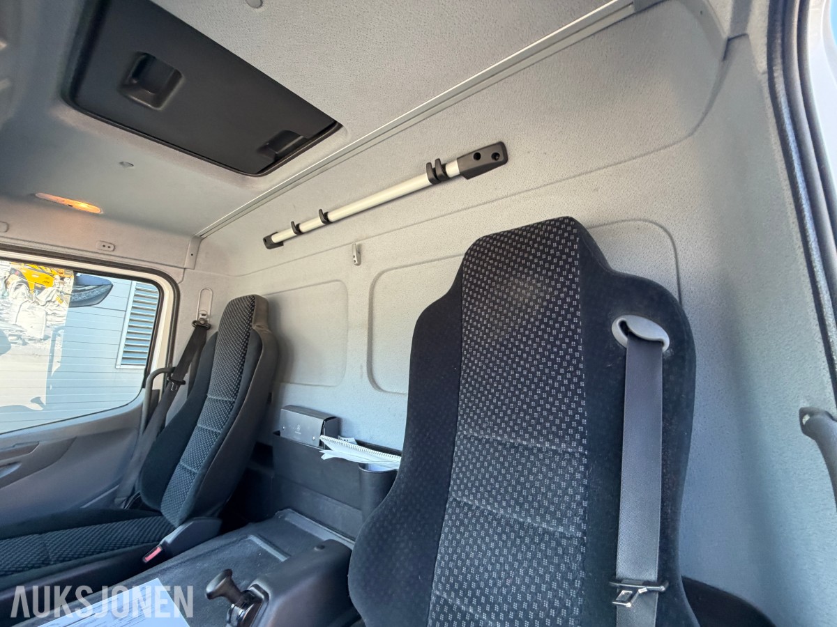 2013 Mercedes-Benz Atego 970PKI2 biltransporter - plan med vinsj - 160 kW / 218 hk OM924LA dieselmotor - kilometerstand 304.866 km - nyttelast 2.920 kg