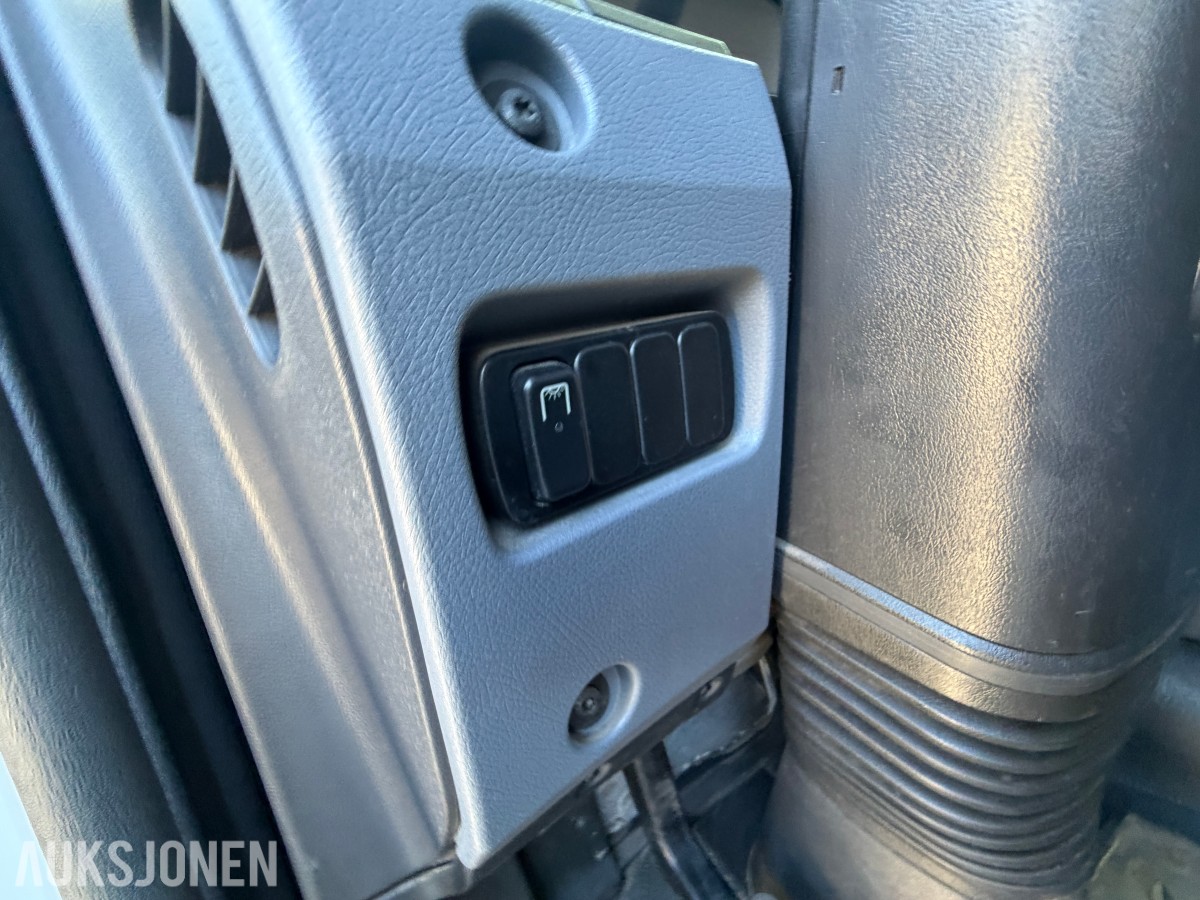 2013 Mercedes-Benz Atego 970PKI2 biltransporter - plan med vinsj - 160 kW / 218 hk OM924LA dieselmotor - kilometerstand 304.866 km - nyttelast 2.920 kg