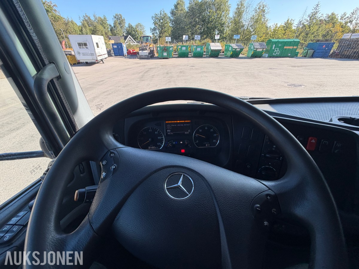 2013 Mercedes-Benz Atego 970PKI2 biltransporter - plan med vinsj - 160 kW / 218 hk OM924LA dieselmotor - kilometerstand 304.866 km - nyttelast 2.920 kg