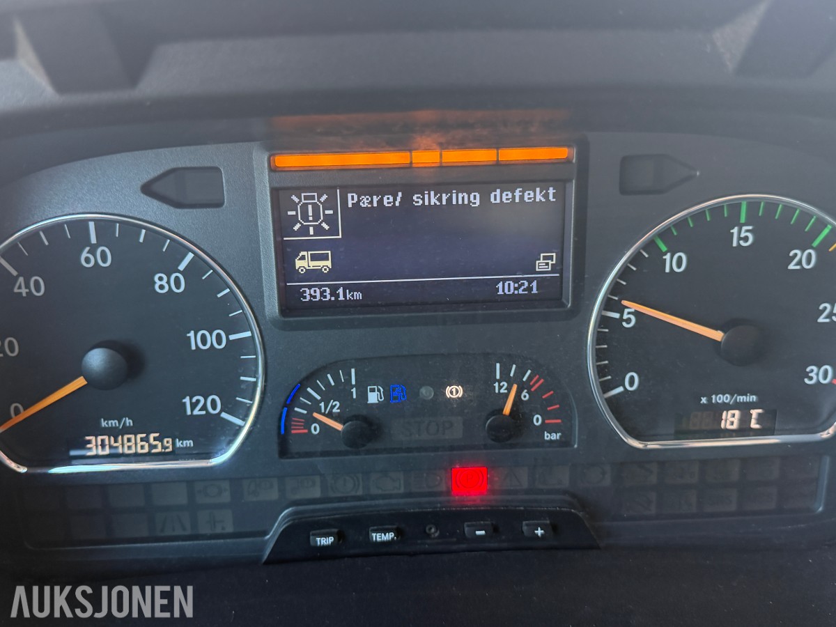 2013 Mercedes-Benz Atego 970PKI2 biltransporter - plan med vinsj - 160 kW / 218 hk OM924LA dieselmotor - kilometerstand 304.866 km - nyttelast 2.920 kg