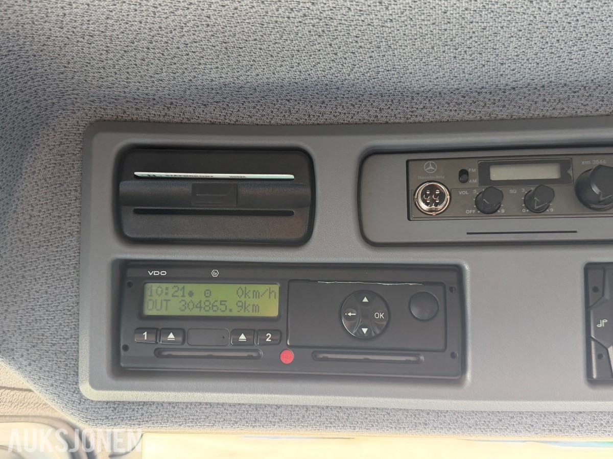 2013 Mercedes-Benz Atego 970PKI2 biltransporter - plan med vinsj - 160 kW / 218 hk OM924LA dieselmotor - kilometerstand 304.866 km - nyttelast 2.920 kg