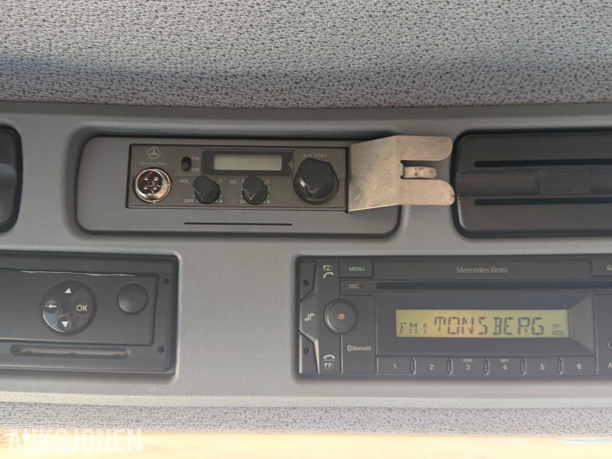 2013 Mercedes-Benz Atego 970PKI2 biltransporter - plan med vinsj - 160 kW / 218 hk OM924LA dieselmotor - kilometerstand 304.866 km - nyttelast 2.920 kg