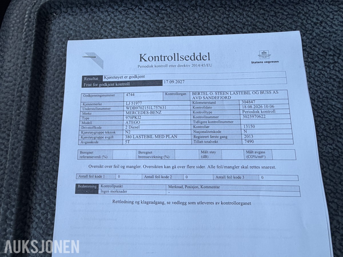 2013 Mercedes-Benz Atego 970PKI2 biltransporter - plan med vinsj - 160 kW / 218 hk OM924LA dieselmotor - kilometerstand 304.866 km - nyttelast 2.920 kg