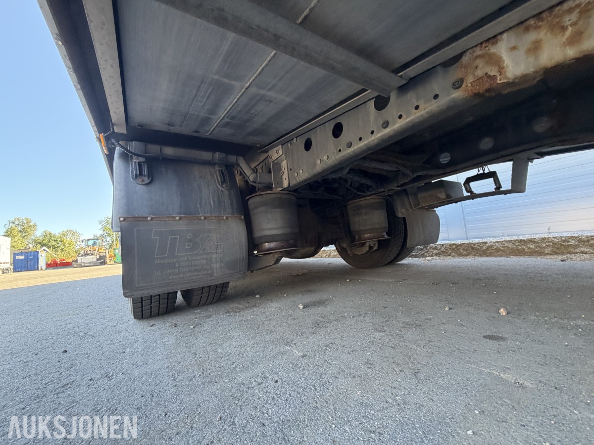2013 Mercedes-Benz Atego 970PKI2 biltransporter - plan med vinsj - 160 kW / 218 hk OM924LA dieselmotor - kilometerstand 304.866 km - nyttelast 2.920 kg