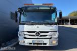 2013 Mercedes-Benz Atego 970PKI2 biltransporter - plan med vinsj - 160 kW / 218 hk OM924LA dieselmotor - kilometerstand 304.866 km - nyttelast 2.920 kg