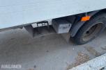 2013 Mercedes-Benz Atego 970PKI2 biltransporter - plan med vinsj - 160 kW / 218 hk OM924LA dieselmotor - kilometerstand 304.866 km - nyttelast 2.920 kg
