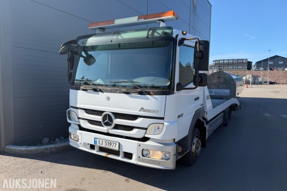 2013 Mercedes-Benz Atego 970PKI2 biltransporter - plan med vinsj - 160 kW / 218 hk OM924LA dieselmotor - kilometerstand 304.866 km - nyttelast 2.920 kg