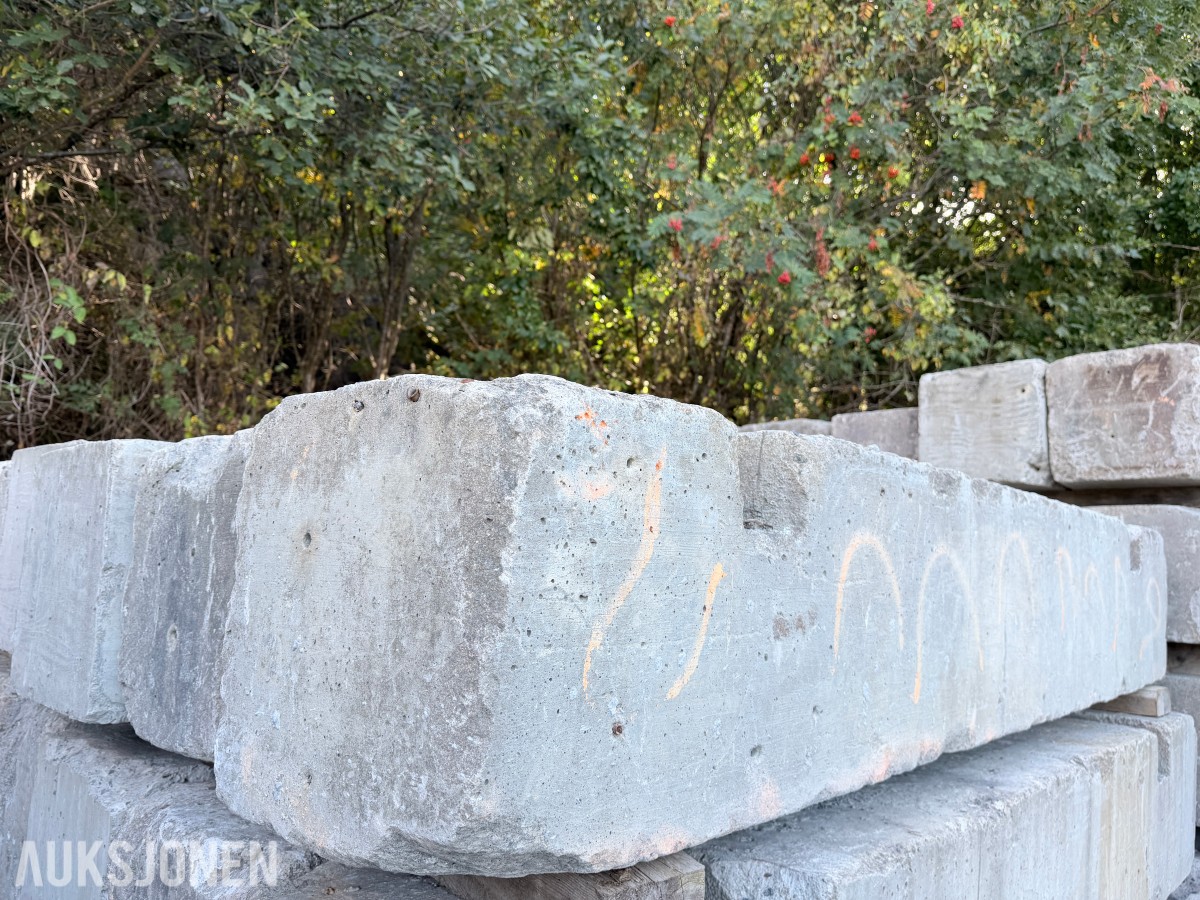 3 STK BETONGLODD CA. 900 KG – BRUKT TIL FORSKALING / VEGGFORSKALING
