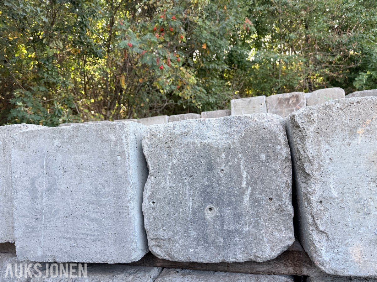 3 STK BETONGLODD CA. 900 KG – BRUKT TIL FORSKALING / VEGGFORSKALING