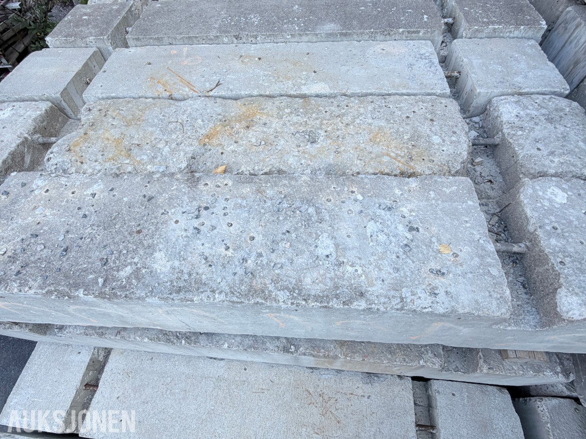3 STK BETONGLODD CA. 900 KG – BRUKT TIL FORSKALING / VEGGFORSKALING