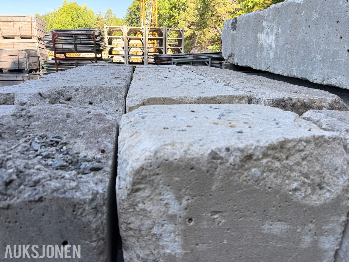 12 STK BETONGLODD CA. 900 KG – FORSKALINGSLODD MED LØFTEPUNKTER