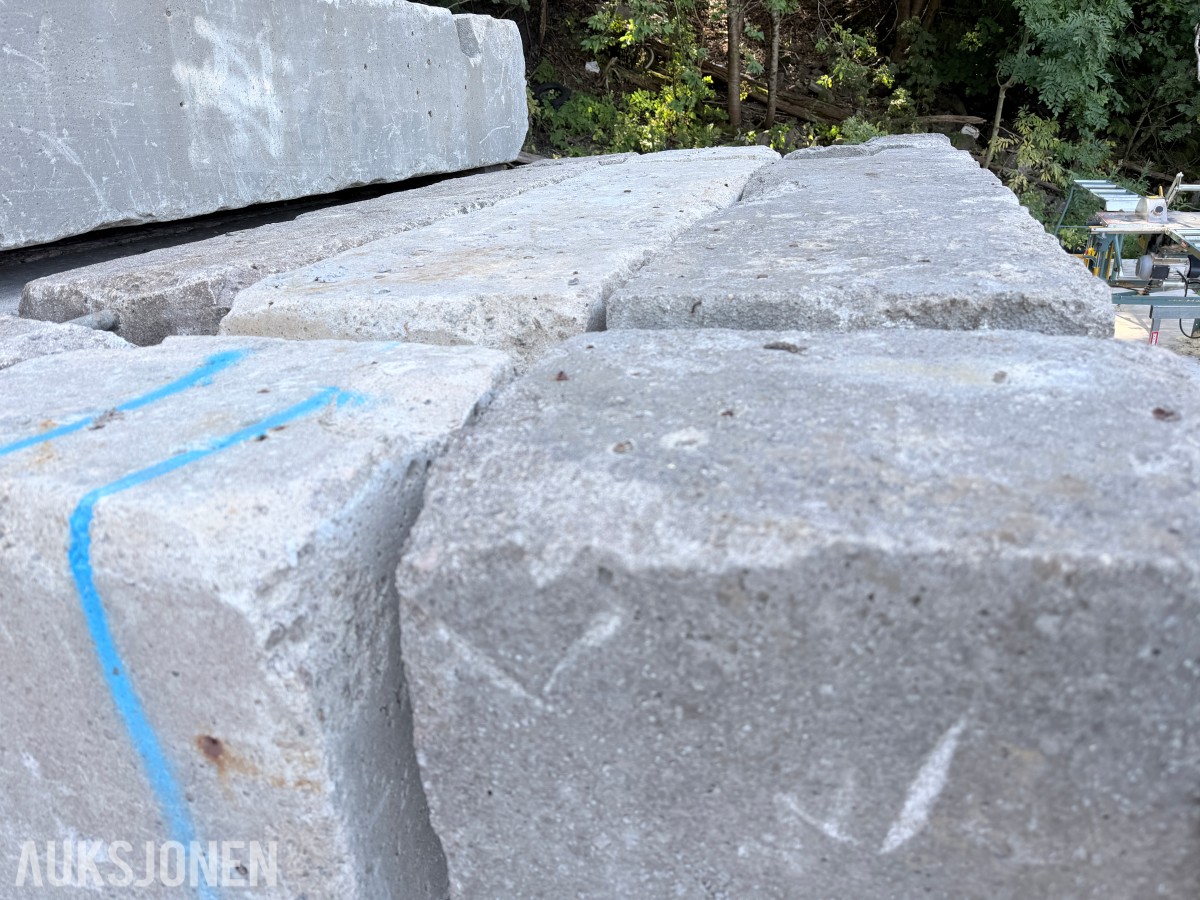12 STK BETONGLODD CA. 900 KG – FORSKALINGSLODD MED LØFTEPUNKTER