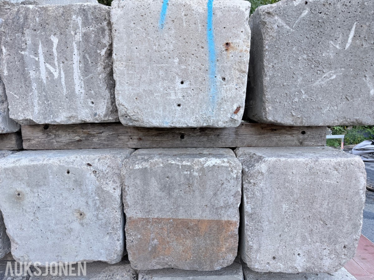 12 STK BETONGLODD CA. 900 KG – FORSKALINGSLODD MED LØFTEPUNKTER