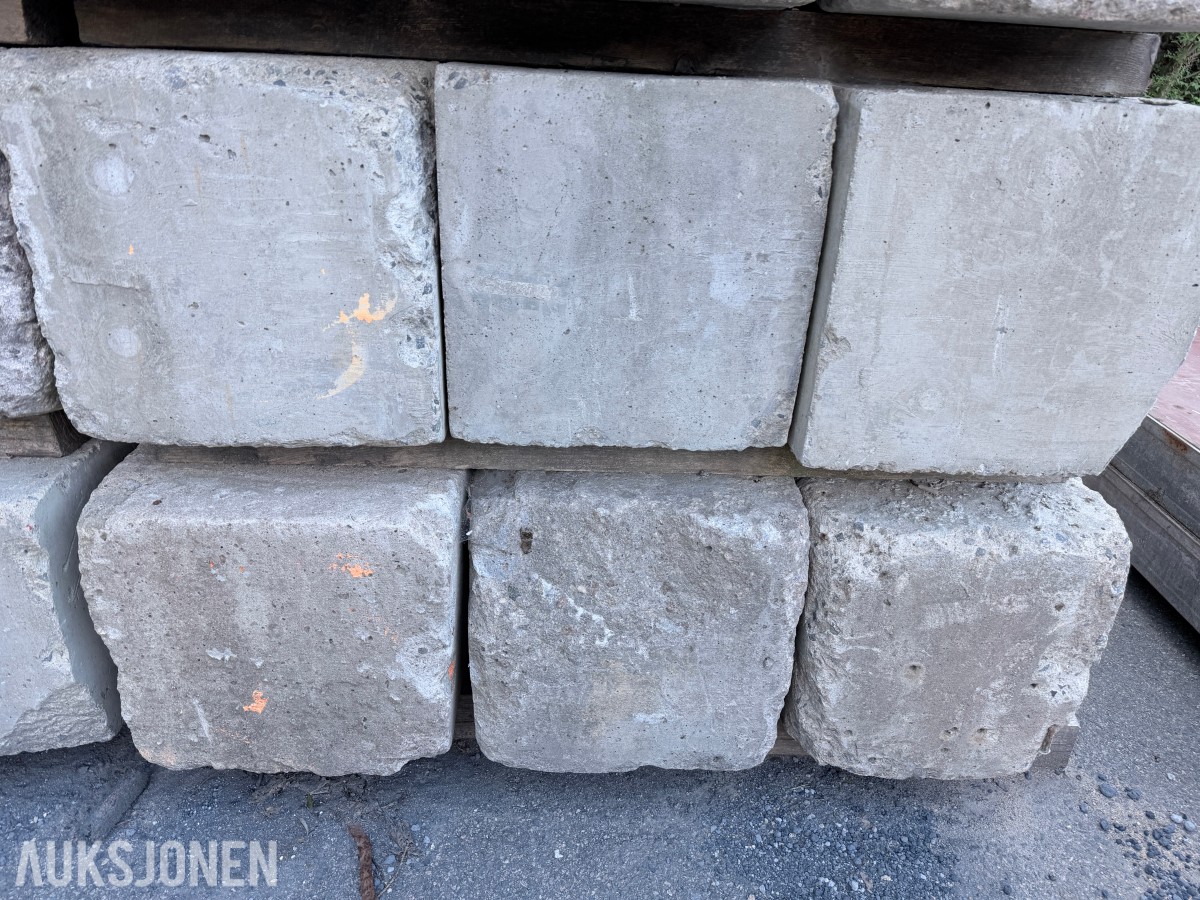 12 STK BETONGLODD CA. 900 KG – FORSKALINGSLODD MED LØFTEPUNKTER