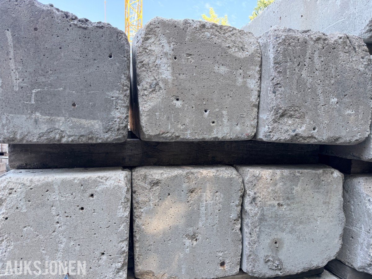 12 STK BETONGLODD CA. 900 KG – FORSKALINGSLODD MED LØFTEPUNKTER