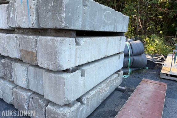 12 STK BETONGLODD CA. 900 KG – FORSKALINGSLODD MED LØFTEPUNKTER