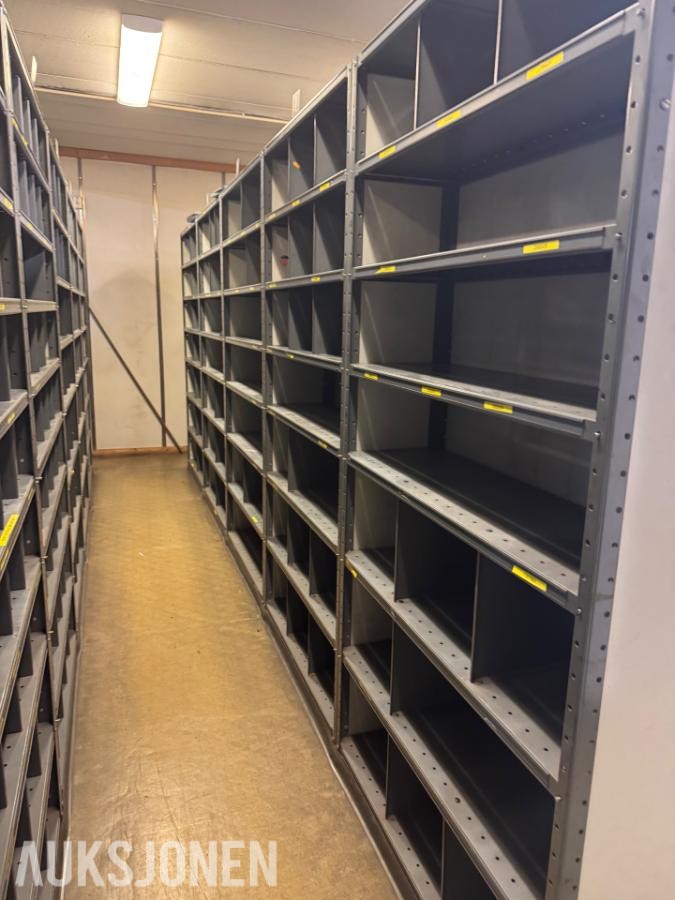 20-25 skap med mye forskjellig oppbevaring!
