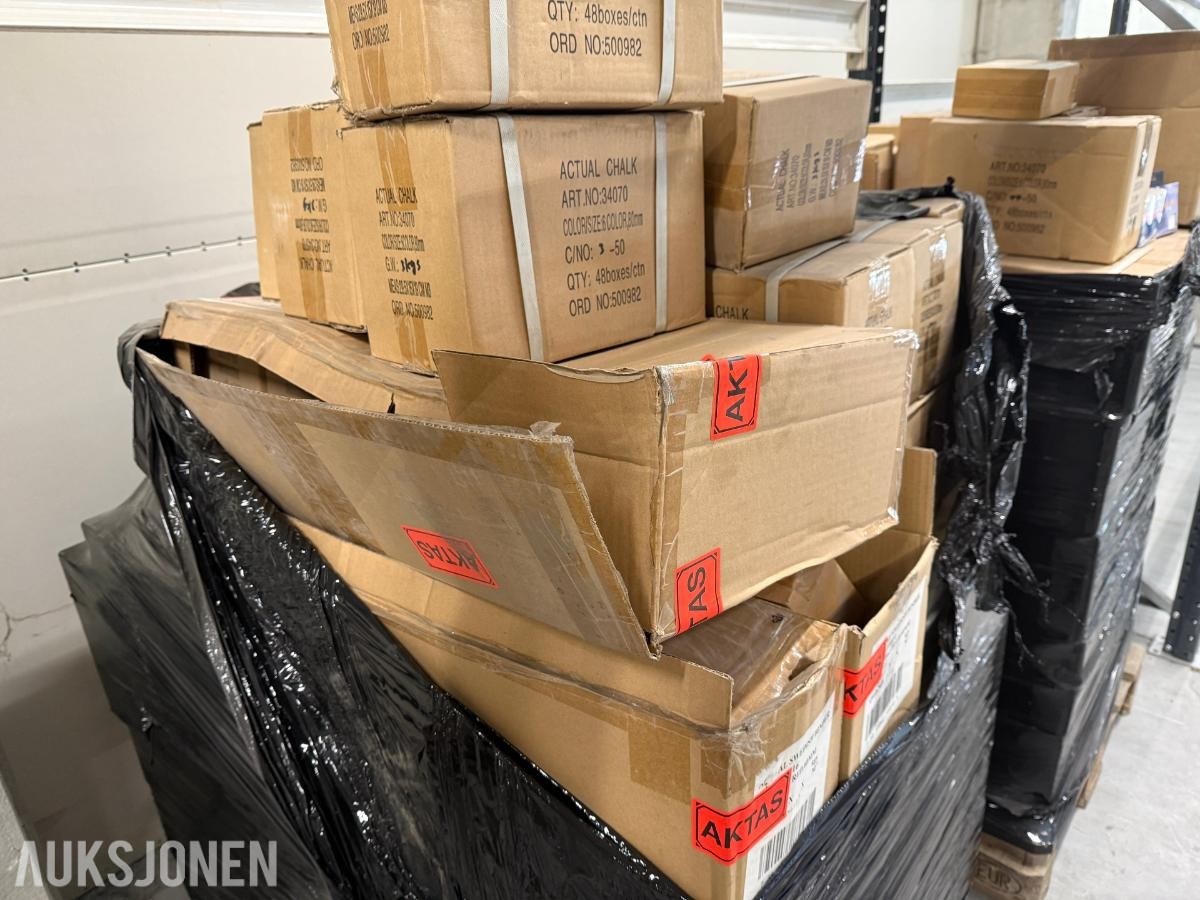 2 paller med hvitt kritt farget kritt svamper og noen krittholdere