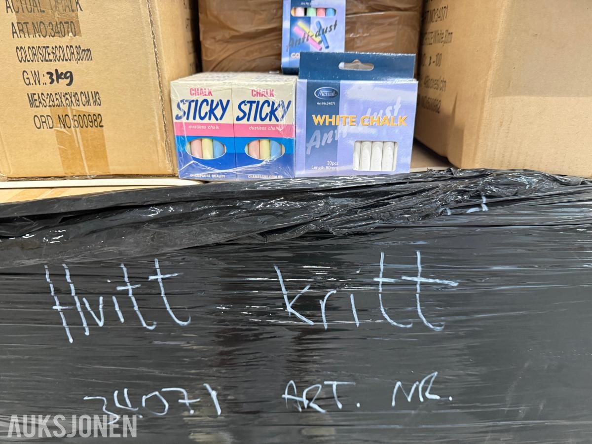2 paller med hvitt kritt farget kritt svamper og noen krittholdere