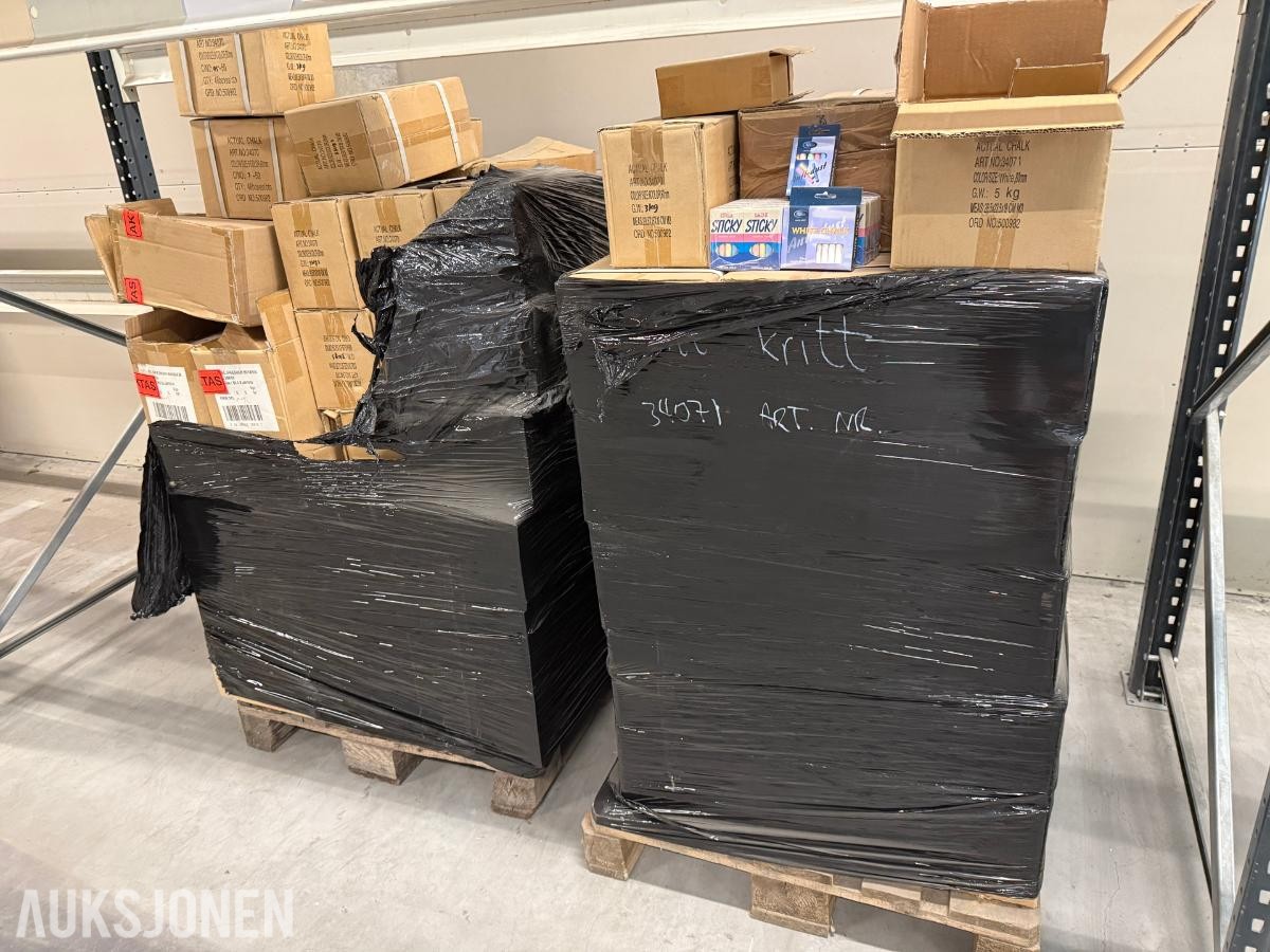 2 paller med hvitt kritt farget kritt svamper og noen krittholdere