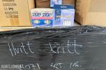2 paller med hvitt kritt farget kritt svamper og noen krittholdere